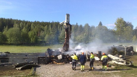 Bare pipa står igjen etter brannen på småbruket i Stor-Elvdal (Foto: Bjørn Opsahl/NRK) Bare pipa står igjen etter brannen på småbruket i Stor-Elvdal (Foto: Bjørn Opsahl/NRK)