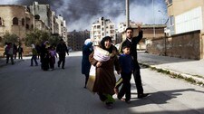 Familie i Syria (Foto: Rodrigo Abd/AP) Familie i Syria (Foto: Rodrigo Abd/AP)