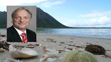 Odd Eriksen og strand i Lofoten (Foto: Snorre Tønset/NRK)