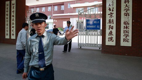 Voktere utenfor Chaoyang-sykehuset i Beijing (Foto: Vincent Thian/Ap) Voktere utenfor Chaoyang-sykehuset i Beijing (Foto: Vincent Thian/Ap)