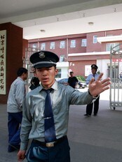 Voktere utenfor Chaoyang-sykehuset i Beijing (Foto: Vincent Thian/Ap) Voktere utenfor Chaoyang-sykehuset i Beijing (Foto: Vincent Thian/Ap)
