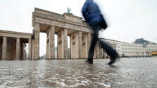 Speilglatt ved Brandenburger Tor i Berlin (Foto: Gero Breloer/Ap)