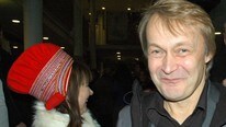 Nils Gaup på vei til premieren (Foto: Eilif Aslaksen/NRK)