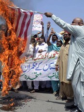 Protest mot droneangrep (Foto: STR/AFP Photo) Protest mot droneangrep (Foto: STR/AFP Photo)