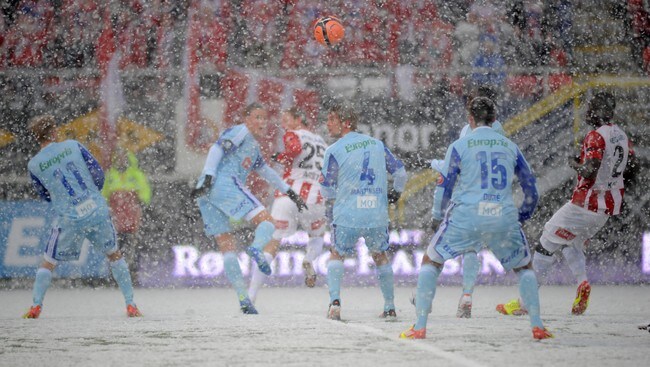 Det var til tider et svært tett snødrev på Alfheim i kveldens kamp mellom Tromsø og FFK. (Foto: Bertinussen, Rune Stoltz/Scanpix) Det var til tider et svært tett snødrev på Alfheim i kveldens kamp mellom Tromsø og FFK. (Foto: Bertinussen, Rune Stoltz/Scanpix)