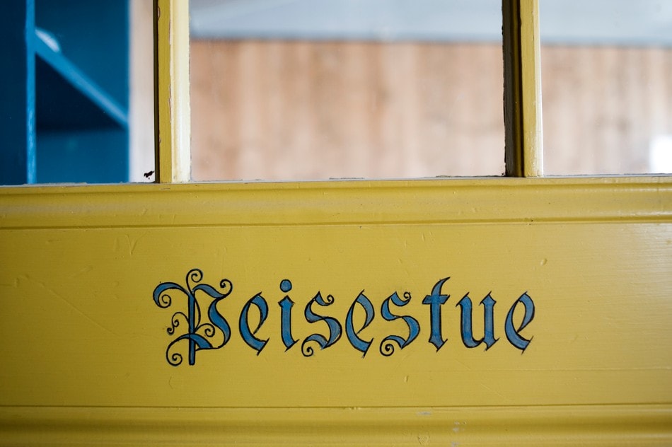 Detaljer fra Snøheim. Deler av hytta er fredet.