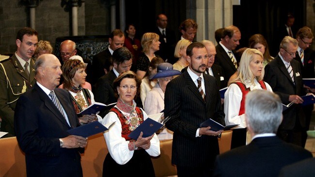 Kroningsjubileet - kongefamilien i Nidarosdomen (Foto: Gorm Kallestad/Scanpix) Kroningsjubileet - kongefamilien i Nidarosdomen (Foto: Gorm Kallestad/Scanpix)