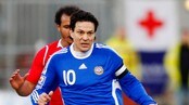 Jari Litmanen (fremst) jages av Daniel Braaten under privatlandskampen i fotball for menn mellom Nor