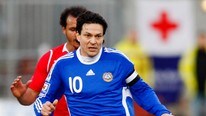 Jari Litmanen (fremst) jages av Daniel Braaten under privatlandskampen i fotball for menn mellom Nor (Foto: Larsen, Håkon Mosvold/SCANPIX) Jari Litmanen (fremst) jages av Daniel Braaten under privatlandskampen i fotball for menn mellom Nor (Foto: Larsen, Håkon Mosvold/SCANPIX)