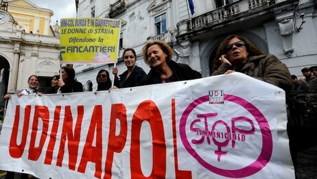 Demonstrasjon mot miniskjørtforbud i Castellammare di Stabia i Italia (Foto: Franco Castano'/Ap) Demonstrasjon mot miniskjørtforbud i Castellammare di Stabia i Italia (Foto: Franco Castano'/Ap)