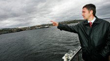 Jens Stoltenberg foran havnen i Murmansk (Foto: Aas, Erlend/SCANPIX) Jens Stoltenberg foran havnen i Murmansk (Foto: Aas, Erlend/SCANPIX)