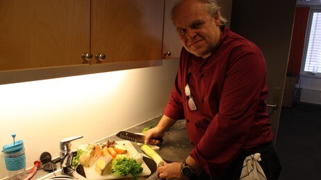 Arild Overn koker suppe (Foto: Bjørn Olav Nordahl/NRK) Arild Overn koker suppe (Foto: Bjørn Olav Nordahl/NRK)