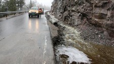 Vei sperret etter ras (Foto: Tor Arvid Austråt Gundersen /Statens vegvesen)
