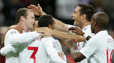 Wayne Rooney feirer mål med Ashley Cole, Frank Lampard, og Jermain Defoe (Foto: (AP Photo/Tim Hales))