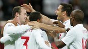 Wayne Rooney feirer mål med Ashley Cole, Frank Lampard, og Jermain Defoe
