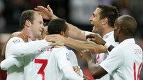 Wayne Rooney feirer mål med Ashley Cole, Frank Lampard, og Jermain Defoe (Foto: (AP Photo/Tim Hales))