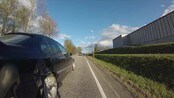 Her sneier bilen nesten syklisen - Atke Brobakken mener videoen han tok beviser at han var nære å bli påkjørt. 