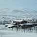 Nedalshytta i vinterdrakt