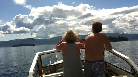 Sissel Martinsen og Helge Wettre i båten utenfor Utøya noen dager etter 22.7. (Foto: Silje Martinsen Wettre/privat)