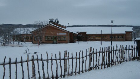 Deanu sámeskuvla/ Sameskolen i Tana (Foto: Nils Henrik Måsø/NRK) Deanu sámeskuvla/ Sameskolen i Tana (Foto: Nils Henrik Måsø/NRK)