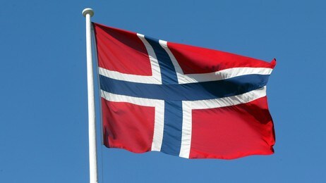 Norsk flagg på flaggstang (Foto: Bendiksby, Terje/SCANPIX) Norsk flagg på flaggstang (Foto: Bendiksby, Terje/SCANPIX)