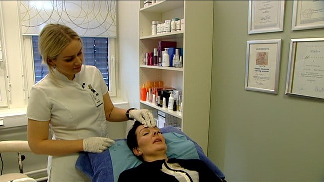 Kosmetisk sykepleier Silje Austnes gjør Tonje Røsnæs klar for en injesjring med botox (NRK)