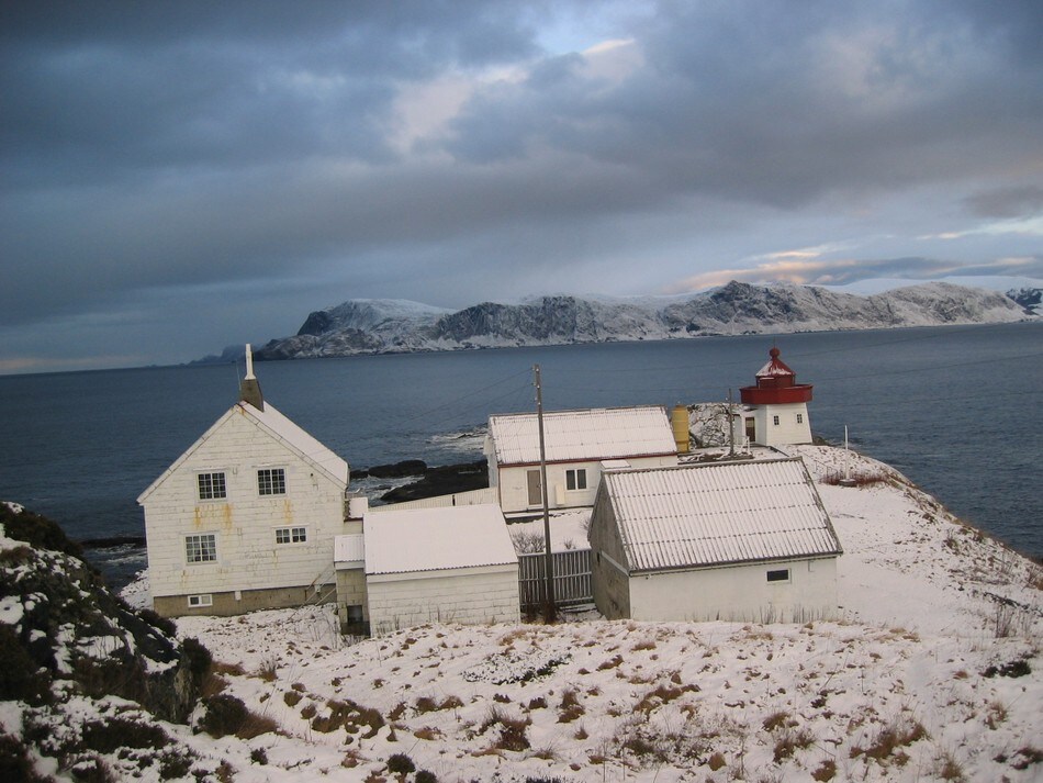 Skongenes Fyr, fyrbygningene i snø (Britt, des04).