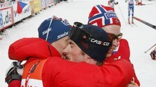 Petter Northug blir omfavnet etter seieren (Foto: Åserud, Lise/SCANPIX)