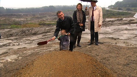 Jens Stoltenberg med første spadestikk på Kalnes (Foto: Christian Nygaard-Monsen/NRK)