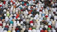 Muslimer i bønn under Ramadan (Foto: Pavel Rahman/AP) Muslimer i bønn under Ramadan (Foto: Pavel Rahman/AP)