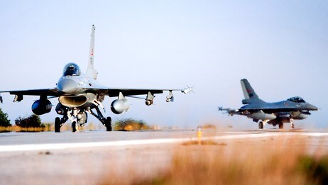 To av de norske jagerflyene på Souda Air Base (Foto: Lars Magne Hovtun, Forsvaret)
