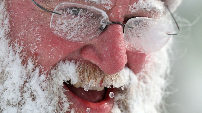Snø og kaldt vær (Foto: Jim Rider/AP)