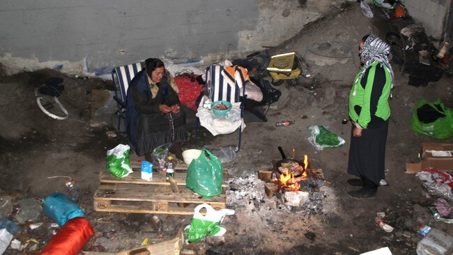 Tiggere under Vesterveibroa (Foto: Håkon Eliassen/NRK) Tiggere under Vesterveibroa (Foto: Håkon Eliassen/NRK)