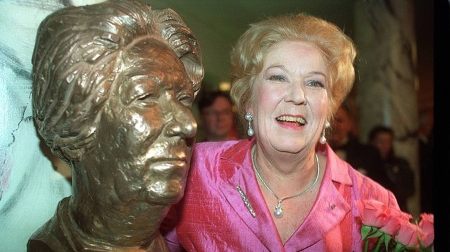 Ingrid Bjoner ved siden av bysten av henne selv (Foto: Bjørn-Owe Holmberg/Scanpix) Ingrid Bjoner ved siden av bysten av henne selv (Foto: Bjørn-Owe Holmberg/Scanpix)