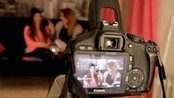 Videoblogg behind the scenes - Kristin Gjelsvik og Belinda Jakobsen tjener opp til 45.000 kroner på dette.