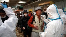 En av de evakuerte fra Fukushima-området blir testet for radioaktiv stråling. (Foto: Wally Santana/Ap) En av de evakuerte fra Fukushima-området blir testet for radioaktiv stråling. (Foto: Wally Santana/Ap)