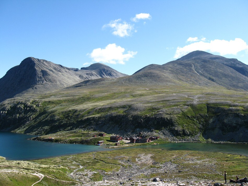 Rondvassbu. På veien fra Rondvassbu til Mysuseter. Med de store kjente toppene i bagrunnen.