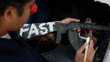 MEXICO/ Man writes on a paper mache gun during a protest outside Chapultepec castle in Mexico City (Foto: STRINGER/MEXICO/Reuters) MEXICO/ Man writes on a paper mache gun during a protest outside Chapultepec castle in Mexico City (Foto: STRINGER/MEXICO/Reuters)