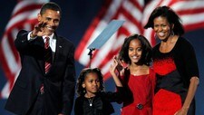 Sasha, Malia, Michelle og Barack Obama (Foto: GARY HERSHORN/SCANPIX)