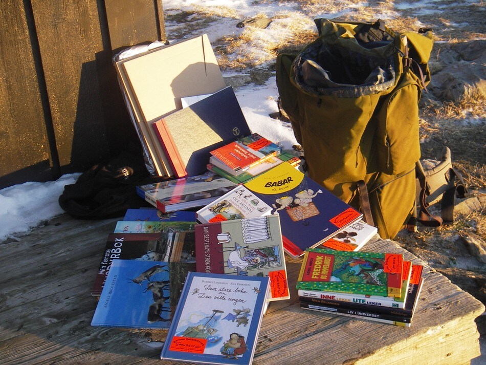 Barnas Fjellbibliotek ankommer Tjørnbrotbu
