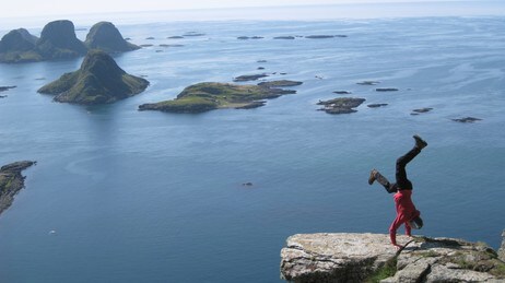 Akrobatikk på Røst (Foto: Otto Teksum Lund/Den Norske Turistforening) Akrobatikk på Røst (Foto: Otto Teksum Lund/Den Norske Turistforening)