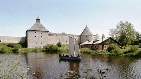 Middelalderborgen fra 1400-tallet ligger der vikingens Aldeigjuborg lå, ved elven Volkhov. (Foto: Øyvind Arntsen/NRK) Middelalderborgen fra 1400-tallet ligger der vikingens Aldeigjuborg lå, ved elven Volkhov. (Foto: Øyvind Arntsen/NRK)