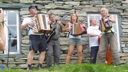 Labakkalaget med musikalsk underhaldning på Fuglesteg i Luster. (Foto: Kjartan Kvien) Labakkalaget med musikalsk underhaldning på Fuglesteg i Luster. (Foto: Kjartan Kvien)