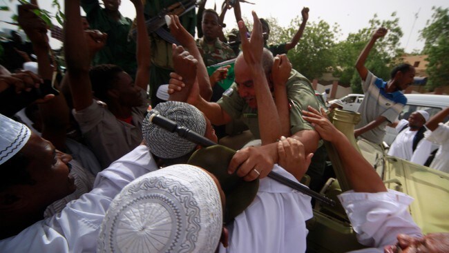 People cheer with soldiers during a celebration march in Khartoum (Foto: MOHAMED NURELDIN ABDALLAH/Reuters) People cheer with soldiers during a celebration march in Khartoum (Foto: MOHAMED NURELDIN ABDALLAH/Reuters)