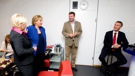 Siv Jensen, Erna Solberg, nyhetsredaktør Jon Gelius og statsminister Jens Stoltenberg (Foto: Junge, Heiko/SCANPIX)