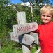 Blid gutt en sommerdag ved hytten
