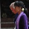 Aung San Suu Kyi ble fulgt av nestleder i Nobelkomiteen Kaci Kullman Five inn i rådhuset. Aung San Suu Kyi ble fulgt av nestleder i Nobelkomiteen Kaci Kullman Five inn i rådhuset.