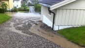 Vann i hagen i Skien - Slik så det ut i Gunnars vei torsdag kveld. 