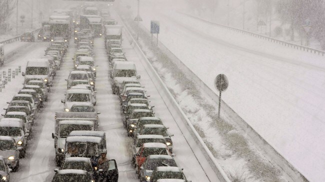 Bilkø og snø (Foto: SERGIO PEREZ/REUTERS)