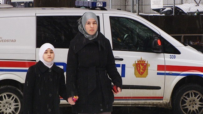Politibil og jenter i hijab (Foto: Sidsel Avlung/NRK)